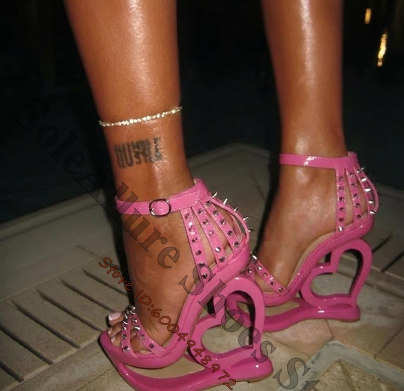 Metallic Heel Sandal - Heet roze spike-studded sandalen met hartvormige