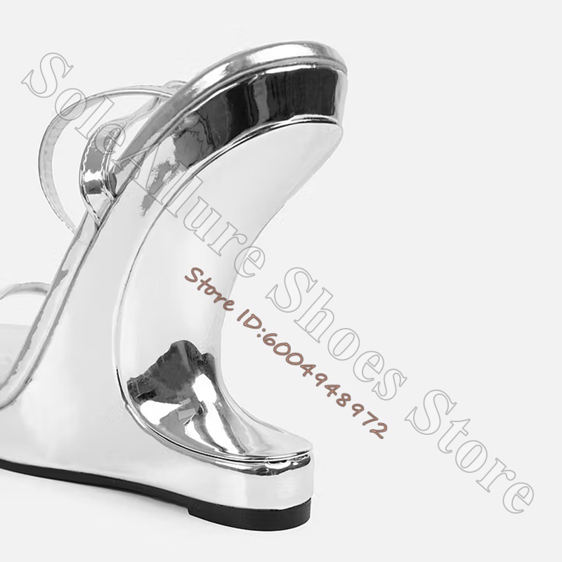 Zilveren metallic cut-out wedg - Metallic Heel Sandal recensie en prijs